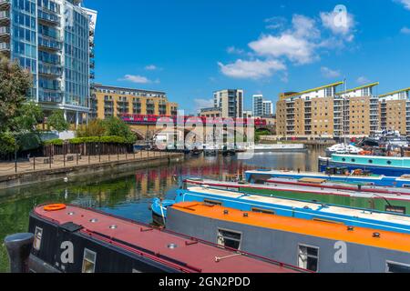 Vue sur le train DLR passant par Limehouse Basin, Limehouse, Londres, Angleterre, Royaume-Uni, Europe Banque D'Images