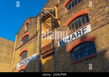 Vue sur les appartements rénovés des docklands depuis Thames Path, Wapping, Londres, Angleterre, Royaume-Uni, Europe Banque D'Images