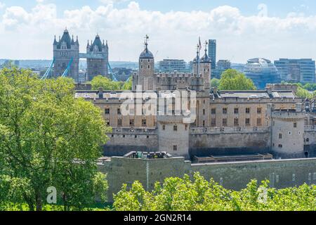 Vue sur la Tour de Londres et Tower Bridge depuis la position surélevée, Londres, Angleterre, Royaume-Uni, Europe Banque D'Images