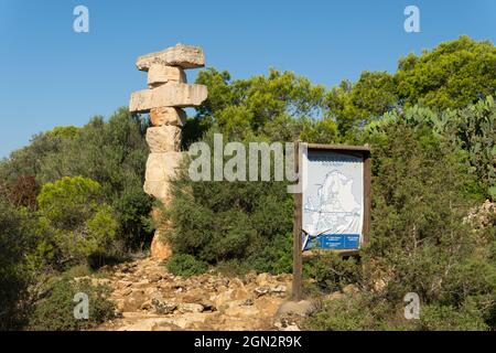 Cala Santanyi, Espagne; septembre 11 2021: Monolithe de pierres superposées appartenant au projet équilibre sud Rolf Schaffner, dans la ville de Majorcan o Banque D'Images