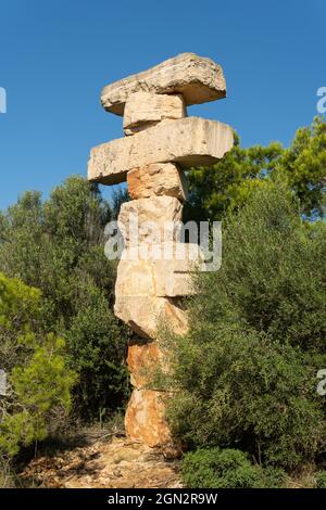 Cala Santanyi, Espagne; septembre 11 2021: Monolithe de pierres superposées appartenant au projet équilibre sud Rolf Schaffner, dans la ville de Majorcan o Banque D'Images