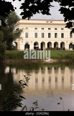 Le pavillon de chasse Pohansko Empire est situé dans la région de Lednice-Valtice. Le château et son reflet dans l'étang. Banque D'Images