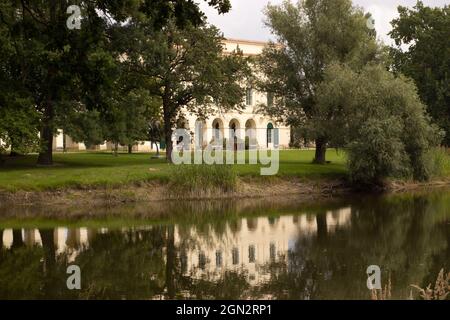 Le pavillon de chasse Pohansko Empire est situé dans la région de Lednice-Valtice. Le château et son reflet dans l'étang. Banque D'Images