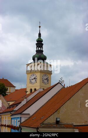 Vue sur la tour de l'église de Saint Venceslas à Mikulov en République tchèque. Banque D'Images