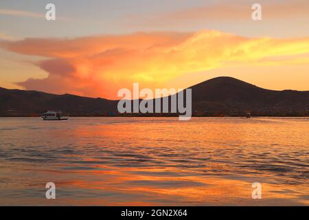 Magnifique coucher de soleil sur le lac Titicaca, le plus haut lac navigable du monde à Puno, Pérou, Amérique du Sud Banque D'Images