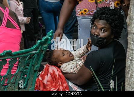 Non exclusif: MEXICO, MEXIQUE 21 SEPTEMBRE 2021: Une femme migrante haïtienne, garde son enfant pendant qu'elle reste à l'extérieur de CONAMAR, pendant son séjour Banque D'Images