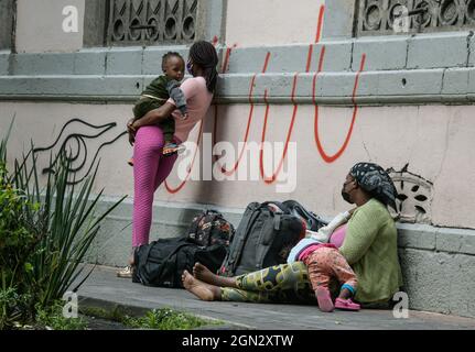 Non exclusif: MEXICO, MEXIQUE 21 SEPTEMBRE 2021: Une femme migrante haïtienne, garde son enfant pendant qu'elle reste à l'extérieur de CONAMAR, pendant son séjour Banque D'Images