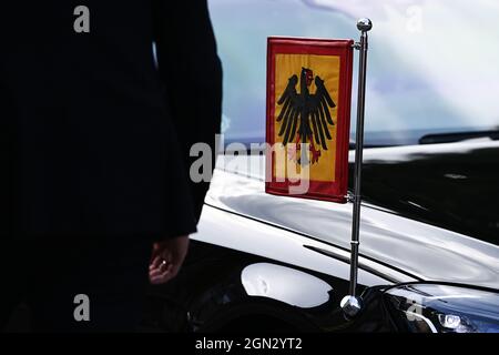 Kassel, Allemagne. 21 septembre 2021. La norme du président fédéral peut être vue sur la limousine. Credit: Swen Pförtner/dpa/Alay Live News Banque D'Images