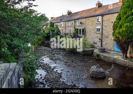 La rivière Sett traversant le village pittoresque de Hayfield à High Peak, Derbyshire, Angleterre, Royaume-Uni Banque D'Images