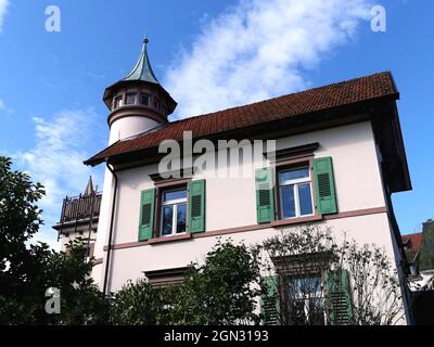 Beau bâtiment vue extérieure avec arbres à proximité contre un ciel nuageux à Ettlingen, Allemagne Banque D'Images