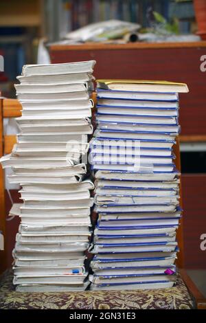 Piles de vieux livres sur une chaise dans la bibliothèque. Mise au point sélective Banque D'Images