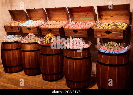 Les bonbons et guimauves multicolores sont vendus dans le magasin en fûts et coffres en bois Banque D'Images