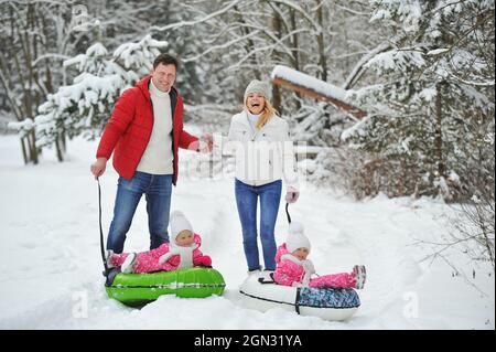 Une grande famille avec des enfants sur une promenade en hiver. Banque D'Images