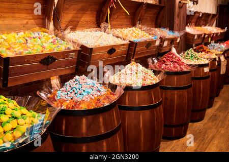 Les bonbons et guimauves multicolores sont vendus dans le magasin en fûts et coffres en bois Banque D'Images