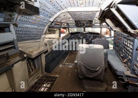 Hambourg, Allemagne. 22 septembre 2021. Le poste de pilotage d'un Boeing 707 se trouve dans un entrepôt. Les composants et les articles du collectionneur de cet appareil et d'un autre seront vendus à une vente aux enchères en ligne à partir du 24 septembre. Credit: Markus Scholz/dpa/Alay Live News Banque D'Images