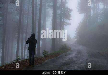 Bandipora, Jammu-et-Cachemire, Inde. 21 septembre 2021. Homme sur la route reliant Srinagar à Gilgit Bertistan dans le district de Bandipora le 21 septembre 2021. Le Col de Razdan est le seul col de haute altitude entre Srinagar et Gurez, à une hauteur de 11 672 pieds au-dessus du niveau de la mer. La route qui traverse le col, appelée autoroute Bandipora-Gurez, relie plusieurs villages éloignés, y compris ceux situés près de la LOC, à Bandipora et Srinagar. Crédit: Adil Abbas/ZUMA Wire/Alay Live News Banque D'Images