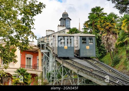 Le téléphérique (funiculaire) relie la gare et les quartiers inférieurs aux quartiers supérieurs de Pau, Béarn, dans le sud de la France Banque D'Images