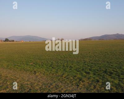 Les montagnes de Nice Silésie de Beskid se trouvent dans la ville européenne de Bielsko-Biala, en Pologne, dans un ciel bleu clair en 2020, chaude et ensoleillée, le jour de printemps, le mois d'avril. Banque D'Images