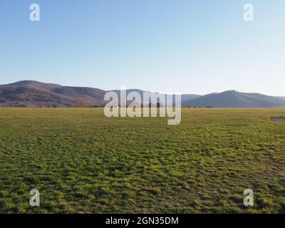 Paysages des monts Silésiens de Beskid depuis l'aérodrome de la ville européenne de Bielsko-Biala en Pologne, ciel bleu clair en 2020 chaude journée de printemps ensoleillée le mois d'avril. Banque D'Images