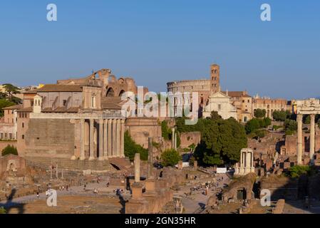 Vue en fin d'après-midi des ruines du Forum romain au Mont Palatin et de l'église Santa Francesca Romana avec le Colisée à Rome, Italie Banque D'Images