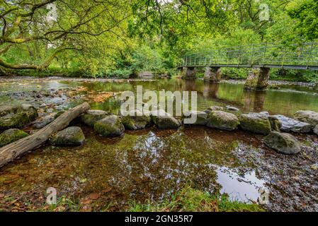 Une passerelle au-dessus de la rivière Rothay près d'Ambleside dans les lacs. Banque D'Images