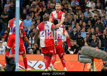 Manchester, Angleterre, 21 septembre 2021. Manchester, Royaume-Uni. 21 septembre 2021. Brandon Hanlan de Wycombe Wanderers (18) fête avec Jason McCarthy de Wycombe Wanderers (à droite) après qu'il a terminé le but d'ouverture lors du match de la Carabao Cup entre Manchester City et Wycombe Wanderers au Etihad Stadium, à Manchester, en Angleterre, le 21 septembre 2021. Photo de David Horn. Crédit : Prime Media Images/Alamy Live News Banque D'Images