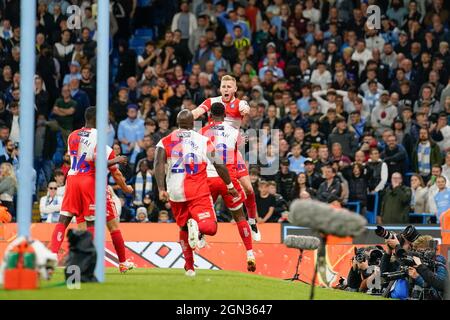 Manchester, Angleterre, 21 septembre 2021. Manchester, Royaume-Uni. 21 septembre 2021. Brandon Hanlan de Wycombe Wanderers (18) fête avec Jason McCarthy de Wycombe Wanderers (à droite) après qu'il a terminé le but d'ouverture lors du match de la Carabao Cup entre Manchester City et Wycombe Wanderers au Etihad Stadium, à Manchester, en Angleterre, le 21 septembre 2021. Photo de David Horn. Crédit : Prime Media Images/Alamy Live News Banque D'Images