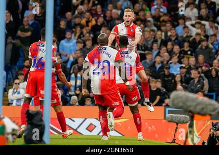 Manchester, Angleterre, 21 septembre 2021. Manchester, Royaume-Uni. 21 septembre 2021. Brandon Hanlan de Wycombe Wanderers (18) fête avec Jason McCarthy de Wycombe Wanderers (à droite) après qu'il a terminé le but d'ouverture lors du match de la Carabao Cup entre Manchester City et Wycombe Wanderers au Etihad Stadium, à Manchester, en Angleterre, le 21 septembre 2021. Photo de David Horn. Crédit : Prime Media Images/Alamy Live News Banque D'Images