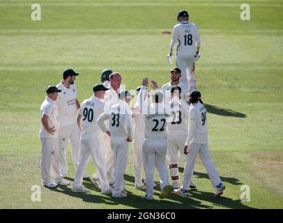 Luke Fletcher (au centre), de Notinghamshire, célèbre la prise du cricket de George Hill dans le Yorkshire pendant la deuxième journée du LV= Insurance County Championship division One Match au Trent Bridge Cricket Ground, Nottingham. Date de la photo: Mercredi 22 septembre 2021. Banque D'Images