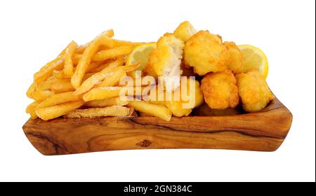 Nuggets de poulet et frites cuits au tempura dans un plat de service en bois d'olive isolé sur fond blanc Banque D'Images