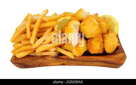 Nuggets de poulet et frites cuits au tempura dans un plat de service en bois d'olive isolé sur fond blanc Banque D'Images