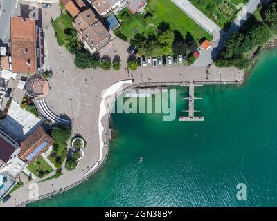 Vue aérienne de la côte du lac Lago di Barcis en Italie Banque D'Images