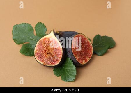 Fig avec les feuilles sur fond marron, gros plan Banque D'Images