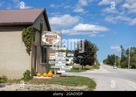 Kinlough production signes du marché vendre des légumes et des produits locaux extérieur du bâtiment à Kinlough Ontario Canada Banque D'Images