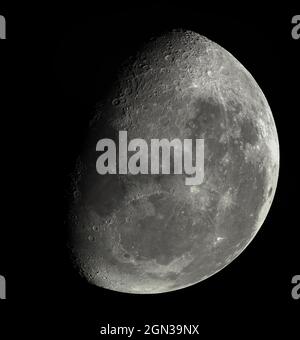 Photo très détaillée de la lune prise avec un télescope astronomique réfléchissant Banque D'Images