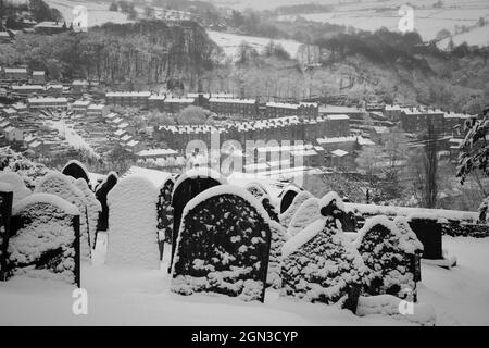 2 février 2021. TGraveyard sur la route de Heptonstall surplombant la ville du Yorkshire de Hebden Bridge, à Calbour après de fortes chutes de neige pendant la nuit Banque D'Images