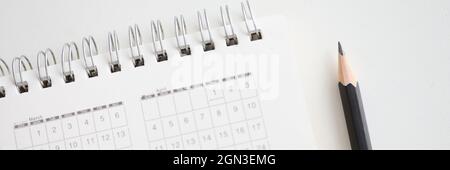 Crayon en bois pointu à proximité du calendrier papier pour les gros plan 2021 Banque D'Images