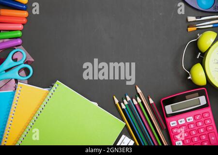 Éducation, concept de retour à l'école. Fournitures scolaires sur tableau noir avec espace de copie. Banque D'Images