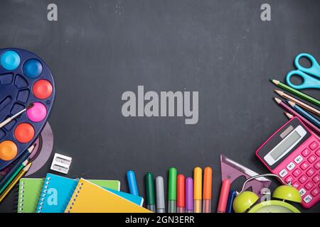 Éducation, concept de retour à l'école. Fournitures scolaires sur tableau noir avec espace de copie. Banque D'Images