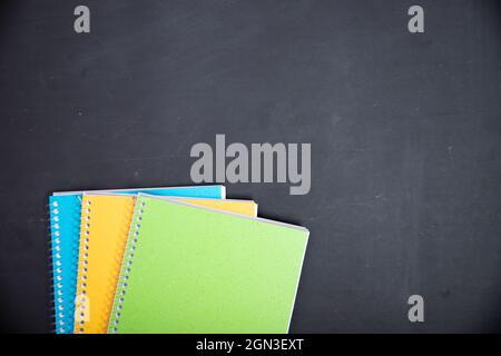 Éducation, concept de retour à l'école. Fournitures scolaires sur tableau noir avec espace de copie. Banque D'Images