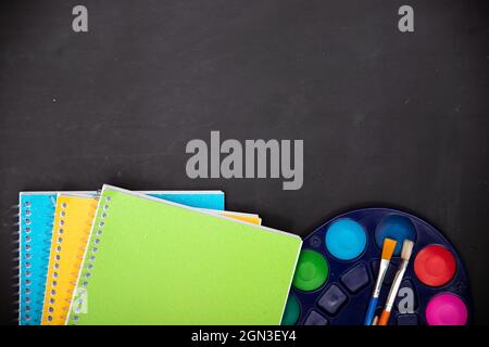 Éducation, concept de retour à l'école. Fournitures scolaires sur tableau noir avec espace de copie. Banque D'Images