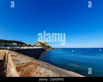 Château du Mont Orgueil pris de la jetée de Gorey à Jersey Banque D'Images