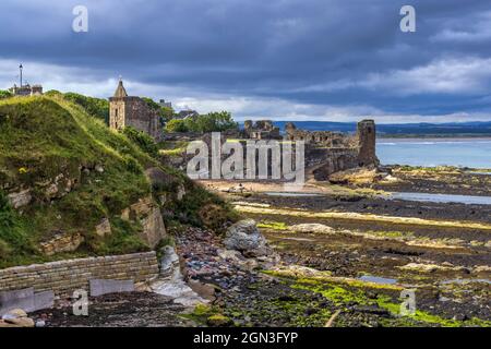 Les vestiges historiques du château de St Andrews, une forteresse médiévale du XIIIe siècle située sur une falaise au nord de la ville de Fife. Banque D'Images