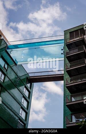 Sky Pool, piscine suspendue à Embassy Gardens, un développement résidentiel et commercial, zone de régénération de Nine Elms, Vauxhall, Londres, Angleterre Banque D'Images