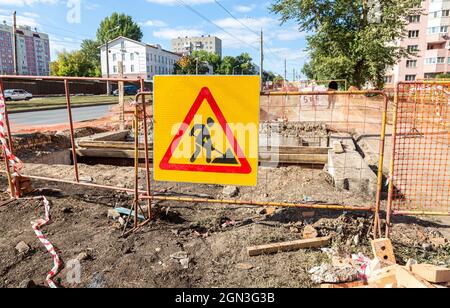 Signalisation routière à la rue de la ville. Route en construction Banque D'Images