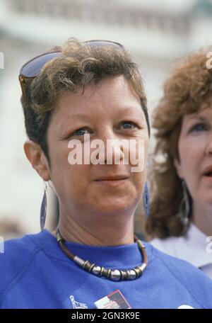 Norma McCorvey, connue sous le pseudonyme «Jane Roe», la demanderesse dans l'arrêt historique de la Cour suprême des États-Unis de 1973 Roe c. Wade, assiste à un rassemblement sur les marches de devant de la Cour à Washington, DC, le 9 avril 1989. Crédit: Ron Sachs/CNP/Sipa USA crédit: SIPA USA/Alay Live News Banque D'Images