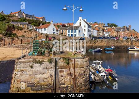 Le village de pêcheurs historique de Crail, avec son port pittoresque et ses bateaux de pêche colorés, sur la côte est de Fife, en Écosse. Banque D'Images