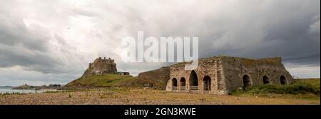 Château de Lindisfarne et four à chaux sur l'île Sainte vue depuis la plage Banque D'Images