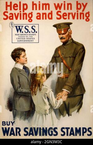 Une affiche publicitaire vintage vers 1917 pour les timbres de guerre et les économies montrant l'américain général Pershing posant avec deux enfants. Des timbres d'épargne de guerre ont été émis par le Département du Trésor des États-Unis pour aider à financer la participation à la première Guerre mondiale Banque D'Images