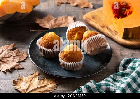 Muffins à la citrouille sur une table en bois Banque D'Images